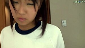 Adolescente giapponese con una piccola figa pelosa viene dita e scopata