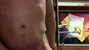 Ragazzo adolescente non circonciso si masturba davanti alla webcam