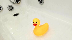 Blond milf fingrer seg selv på badet med gummitoy
