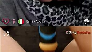 अमेचुर इटालियन बेब वेबकैम पर अपने बड़े स्तन दिखा रही है