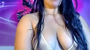 Une nymphe amateur et molle se fait plaisir sur webcam