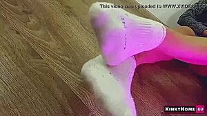 Casal amador explora o fetiche por pés com uma garota fofa em meias
