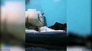 Casal amador decide se divertir no quarto com uma latina quente