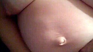 بطن تينا الحامل تغطيها السائل المنوي