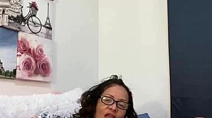 Карибската красавица Анна Мариа се раздева, за да покаже своето зашеметяващо тяло в HD видео