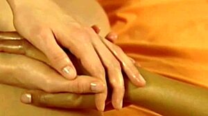 在这个印度色情视频中,亲密的按摩变成了激情的做爱