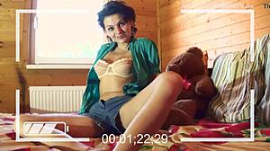 Echte Amateur-Schwulen-MILF mit kurzem Haar und natürlichen Titten masturbiert vor der Webcam