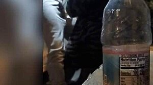 O MILF neagră amatoare este prinsă făcând sex în public cu o sticlă surpriză