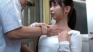 Smyslná japonská dívka s malými prsy a tekoucí podprsenkou se nechává ošukat