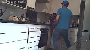隐藏的摄像头捕捉到了夫妇在厨房里的淘气行为