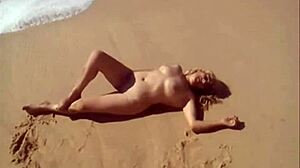 Nudist strand babe wordt naakt en naakt