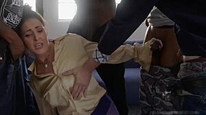 Una MILF recibe su coño follado por un grupo interracial