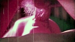 黑暗的灯娱乐呈现了一段蒸汽的复古口交视频,近距离拍摄他的阴蒂和阴蒂
