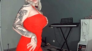 Amatorska blondynka robi niechlujny blowjob i dostaje creampie w HD