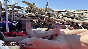 Výstavný plážový voyeur zachytáva intenzívny orgazmus kamerou