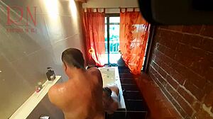 Voyeur fångar kinky hemmafru som onanerar och rakar sig i badkaret