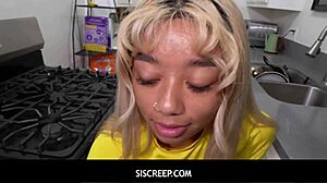 סיסי סקריפ - נערה שחורה מקבלת את הפטמות שלה מתוחות עד הקצה