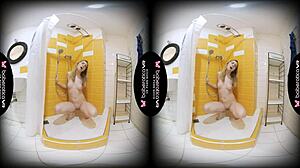金发美女在VR浴室里自慰