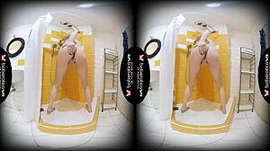 金发美女在VR浴室里自慰