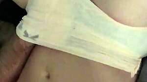 Bagnandomi le mutandine: una sessione di masturbazione bagnata e selvaggia