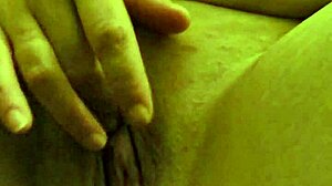 Amateurvrouwen close-up masturbatie en vingeren