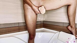 Brunetka používa dilda na dosiahnutie orgazmu v kúpeľni