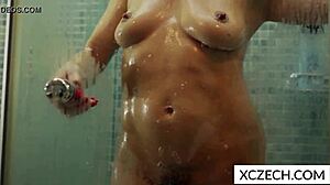 Busty kvinde bliver mumificeret i brusebadet