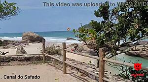 Brazil barna Holly Bombom rosszkedvű lesz egy meztelen strandon