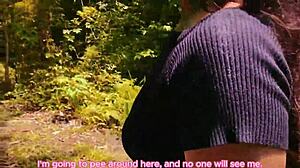Lockig brunett tar en kisspaus i skogen