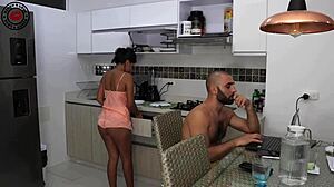 Latinský pár si užíva stolný sex a hru s výstrekom