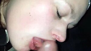 Adolescente rechoncha realiza sexo oral y recibe eyaculación en la boca