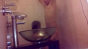 Mitt 18-åriga jag ägnar sig åt sexuell aktivitet med en obekant man på ett kustnära hotell i Uruguay