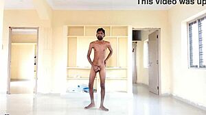 Rajesh, en lekfull amatör, strippar ner, runkar, smiskar sitt skaft, stönar och ejakulerar i en kopp