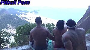 Bacanal brasileiro no alto do rio janeiro com um sexo grupal