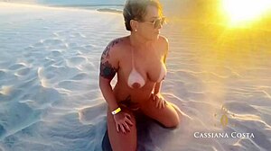 Cassiana在海滩上被一个性感的私人教练勾引,享受热辣的三人行