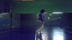 Amateurvrouwen onthullen hun bezittingen terwijl ze badminton spelen in een buurthuis