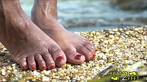 Mladá a výstredná tínedžerka si namočí nohy na pláži