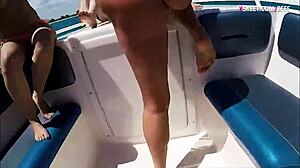 Jovencitas hacen el sexo en un barco rápido en público