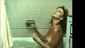 高清GIF突出金发美女裸体洗澡和脱衣服
