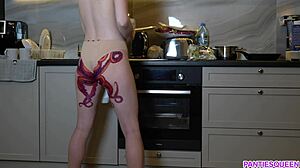 Milf met octopus tattoo op kont koks en plaagt