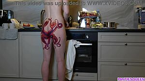 Milf cu tatuaj cu caracatiță pe fundul bucătarului și îl tachinează