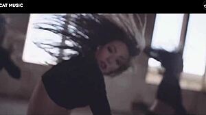 Adolescente romena dança com uma bunda enorme em um vídeo de música sexy