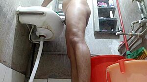 Intialainen teini saa aistillisen jalkahieronnan ja kylvyn ennen seksiä