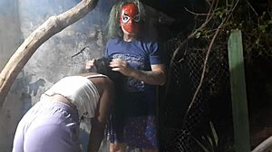 蜘蛛侠在万圣节派对上勾引没有经验的女孩,被摄像机捕捉到