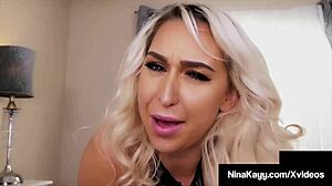Nina Kayy, o ispititoare cu sânii mari, se angajează în plăcere orală cu un penis mare și tare