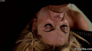 Une blonde amateur bâillonnée et prise en gorge profonde pendant qu'elle est baisée