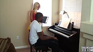 业余情侣在钢琴课上变得淘气