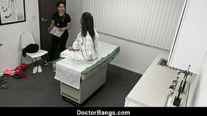 Молодая азиатская спортсменка Мади Лэйн испытывает интенсивное удовольствие во время осмотра своего врача