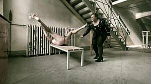 Mistress Aprils ekstrem BDSM-scene med strap-on action og dypthroat